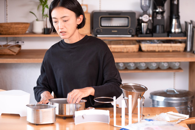 「他の三角コーナーと比べてもやや小さめなので、一人暮らしのシンクでも使いやすそうですね」と本多さん