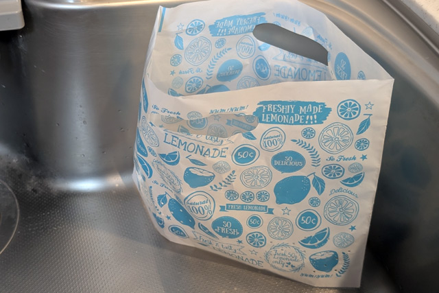 シンクの隅に立てて置くだけ。水流には流されてしまうので注意が必要