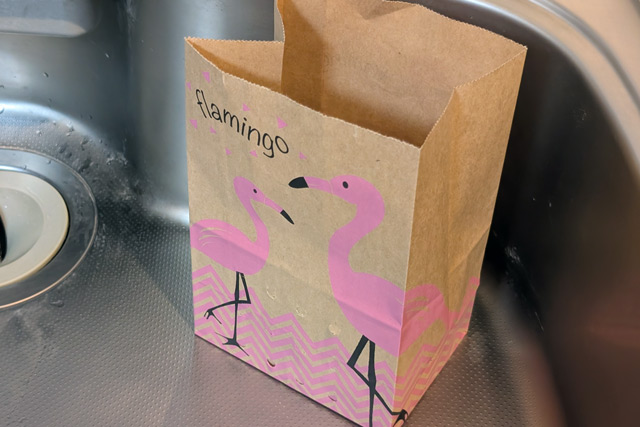 底に幅広いマチがあり、自立して安定する。開口部も広いので使いやすい