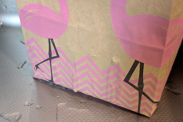 目立ちにくいスリットのような水切り穴が開いている。普通の紙袋よりも耐水性があるのが特徴