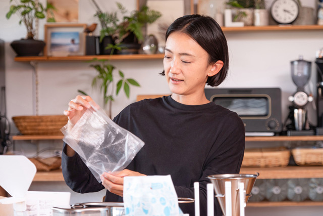 「素材が薄く半透明なため、シンクに置いても圧迫感がないですね」と本多さん