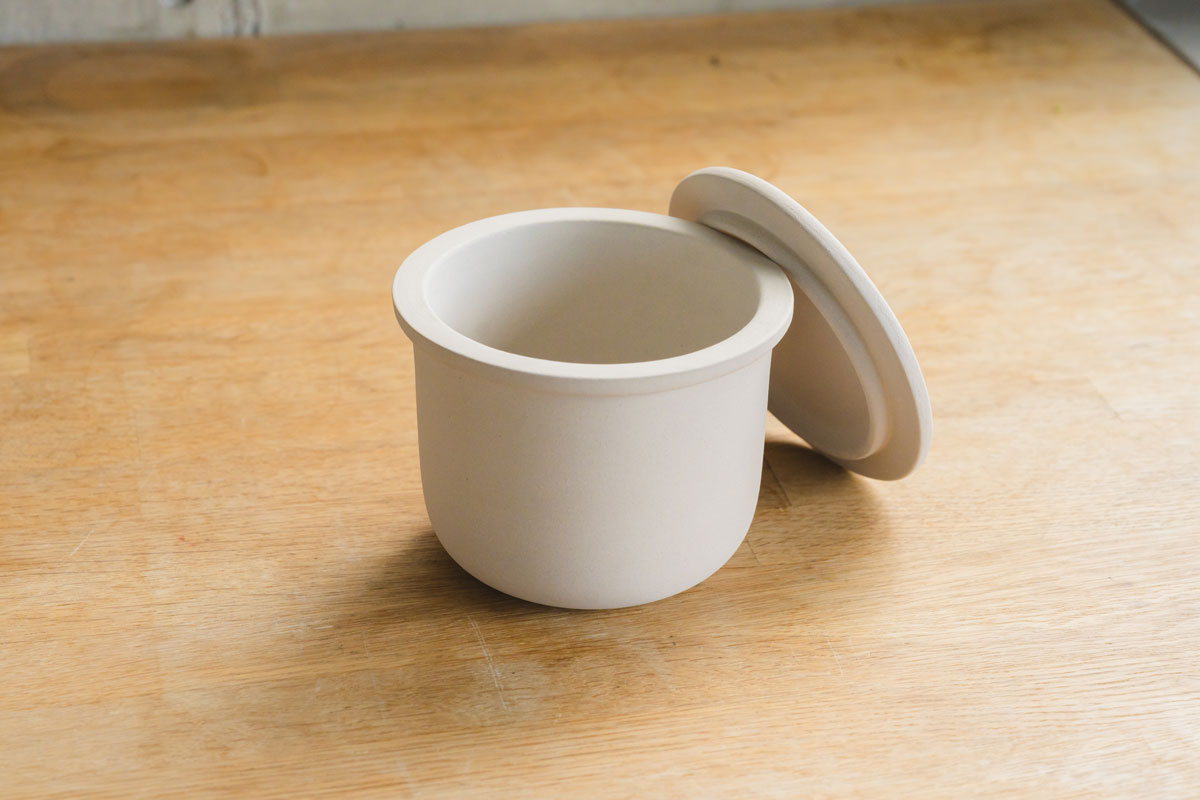 釉薬をかけず、土そのものを焼き締める