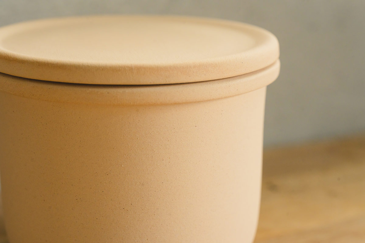 釉薬をかけず、土そのものを焼き締めるため、焼成中の温度管理は極めて繊細。