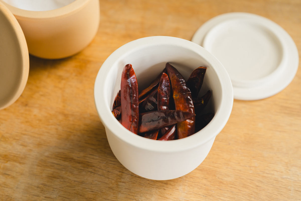 写真のように、スパイスを入れる保存容器として使うのもおすすめ。