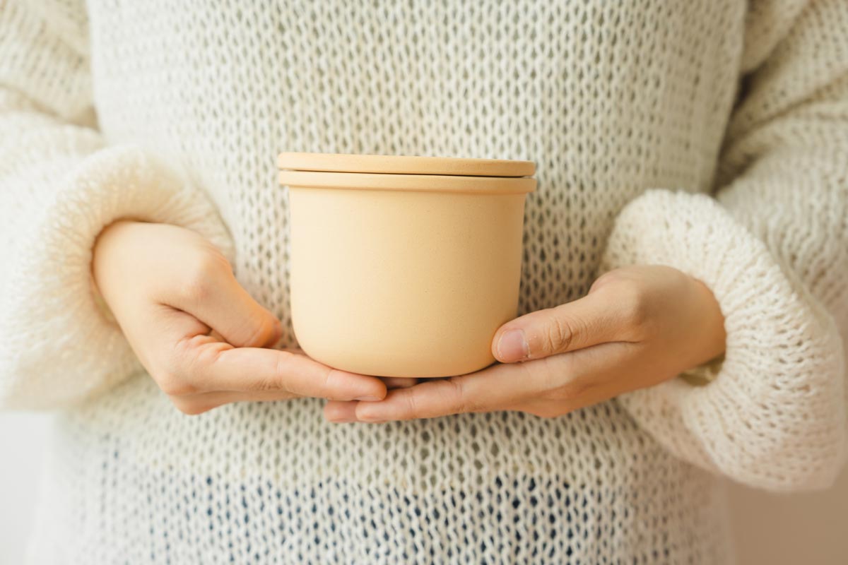 素焼きならではの優しい質感と色合いが空間に調和