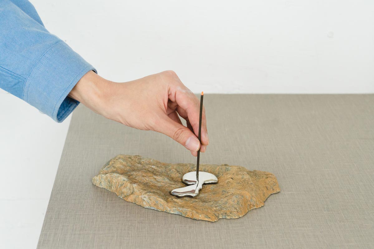 錫のホルダーにお香を差し込むだけ