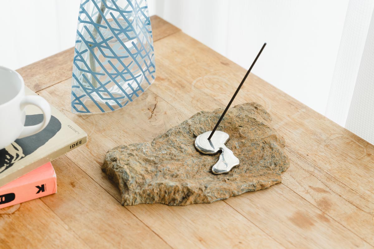 一方で、モダンな家具やカジュアルなインテリアと合わせても抜群の存在感を放ちます。