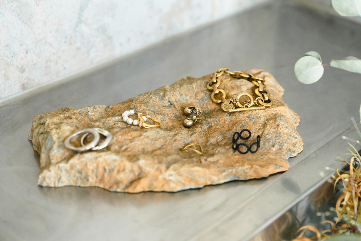 香を焚かないときは、アクセサリートレイとしても