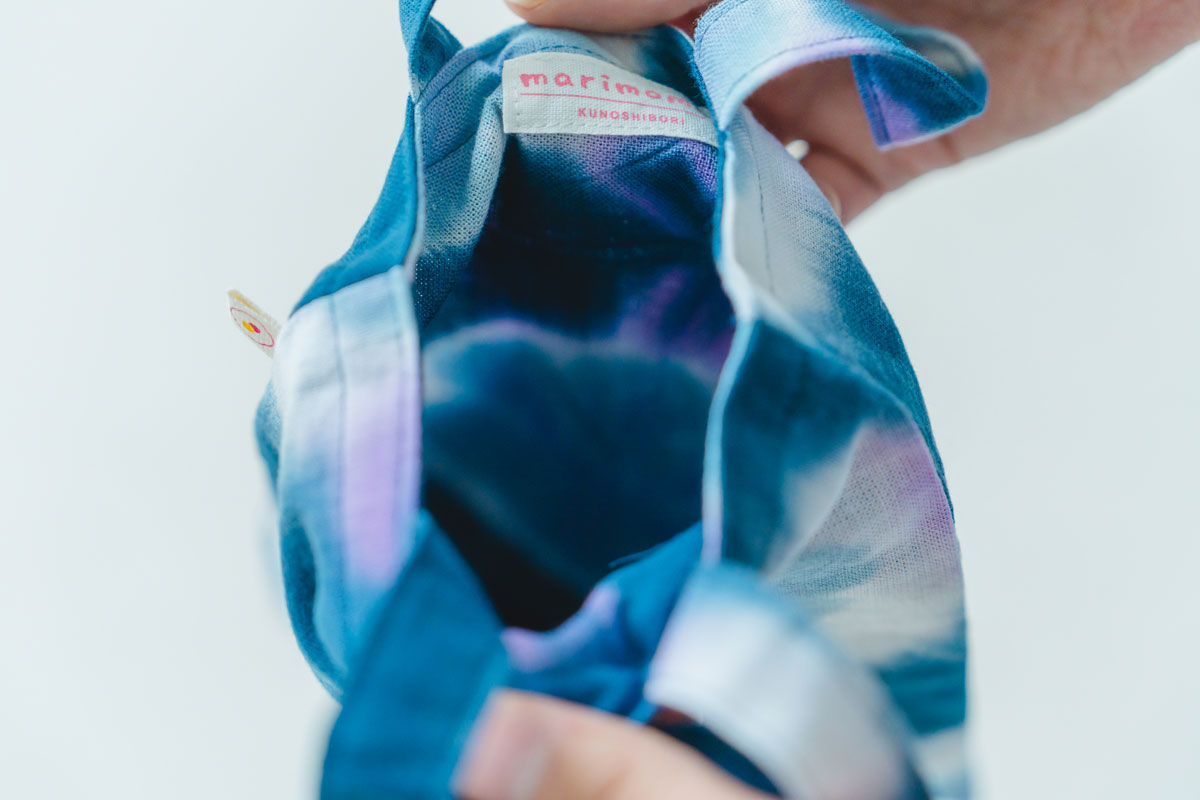 さらに、裏地にも同じ絞り柄を施した二枚重ね仕様になっており、外側だけでなく、バッグを開けたときにも色と模様の世界が広がります。