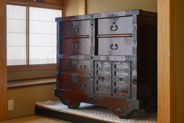 福井県の伝統工芸品「越前箪笥」とは？