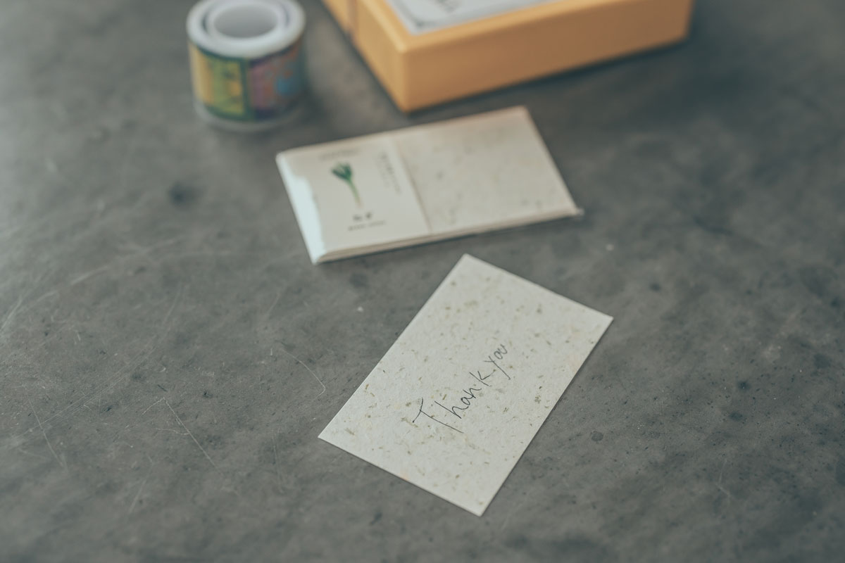 このメッセージカードは、そのまま使うだけでなく、好きな形や大きさにカットしてアレンジできるのも魅力です。