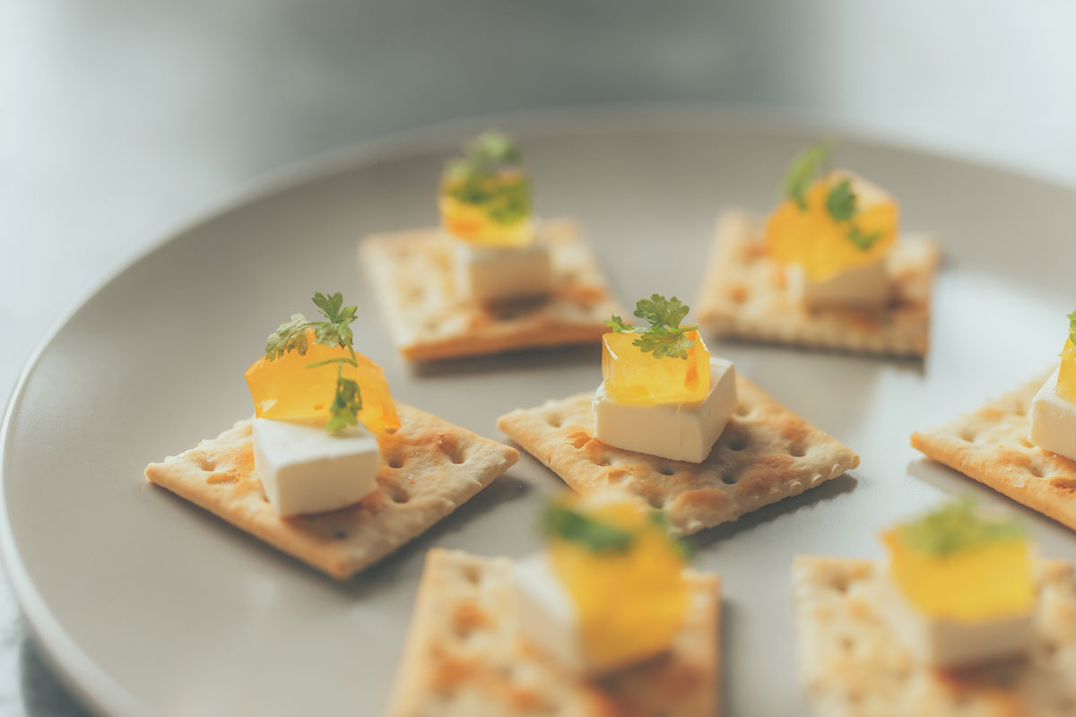 黄金の梅味の水かんてんは、柑橘の爽やかさと梅のほのかな酸味が調和する大人の味。