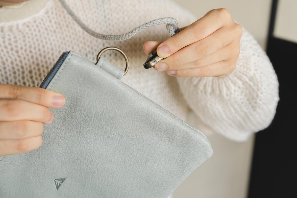 肩ひもを外せばポーチとしても活躍