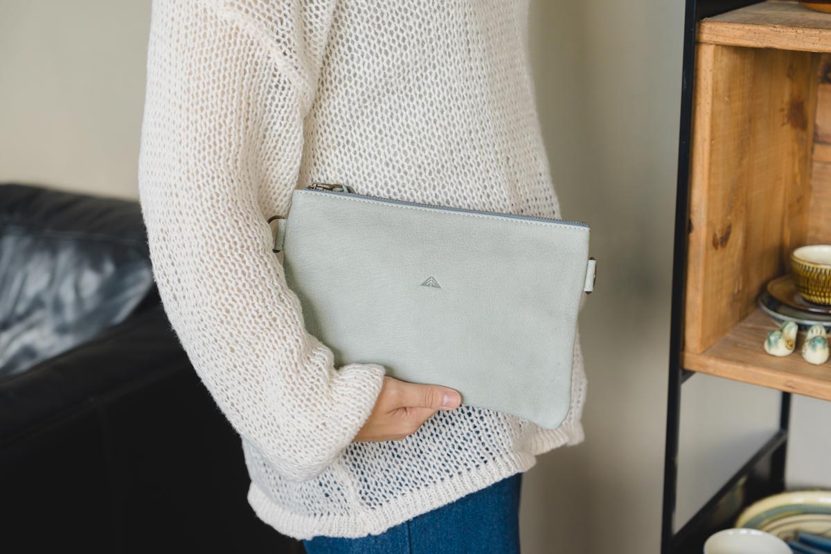 山ノ頂のサコッシュは、単なるファッションアイテムではなく、“自然と共に生きる”という思想を日常に映す道具です。