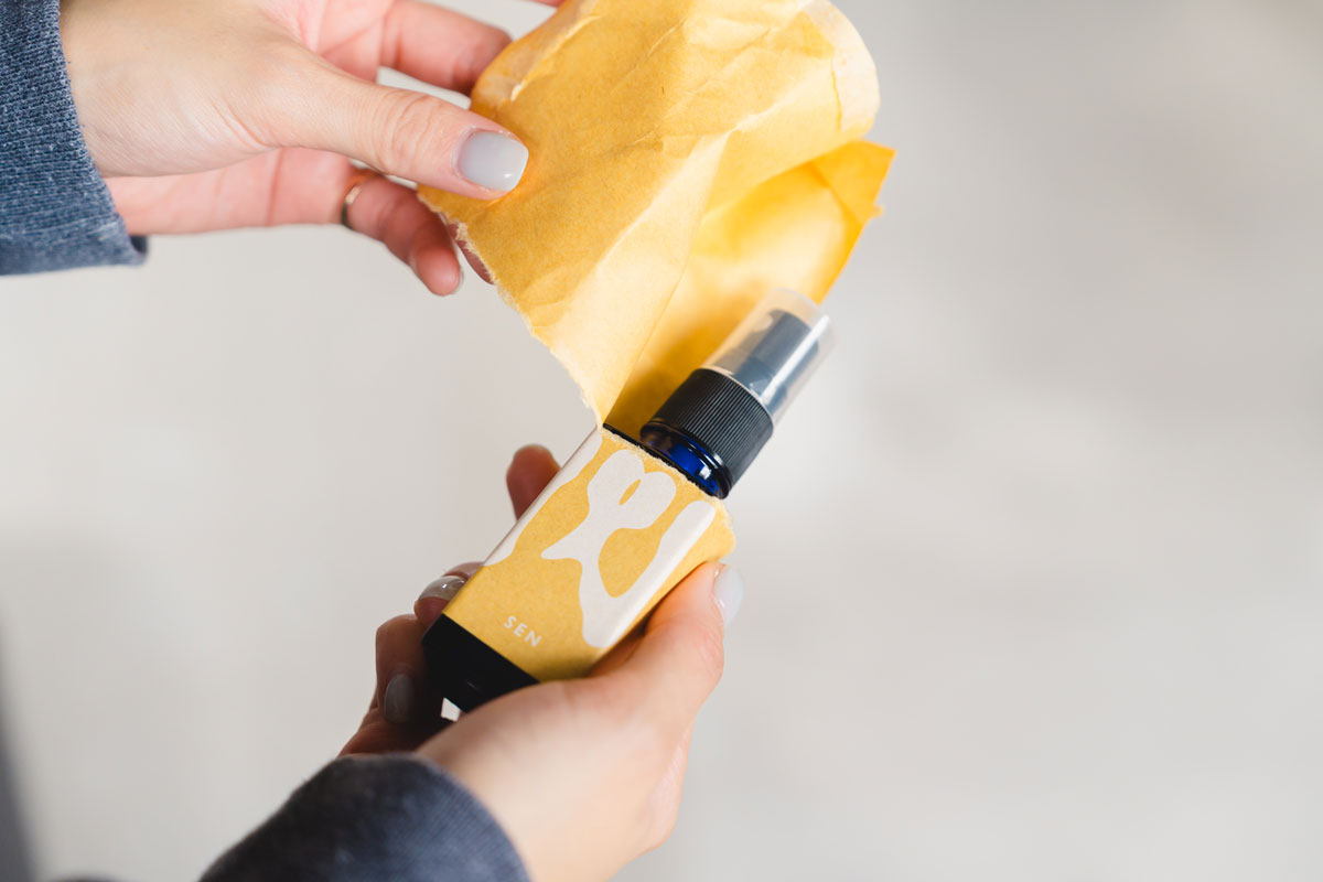 香りだけでなく手に取る体験そのものにも物語が込められています。