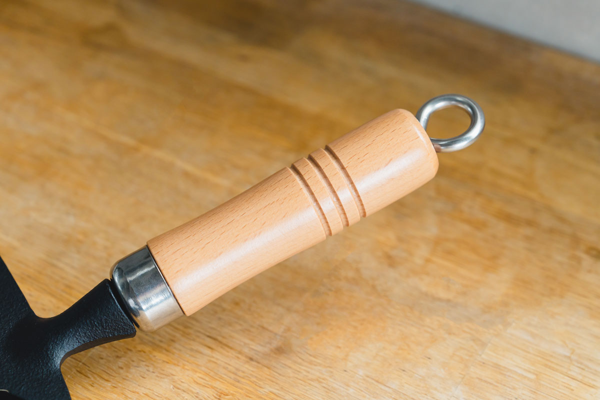 木製の持ち手は熱くなりにくく、扱いやすい形状