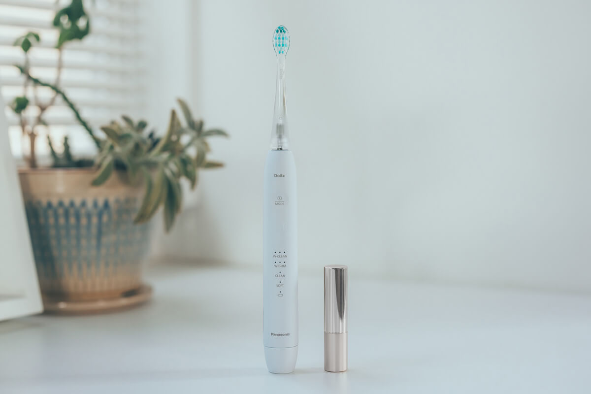 電動歯ブラシというと、どうしても大きくて重いイメージがあり、実際、これまでに使ってきた電動歯ブラシでは腕が疲れることがありました