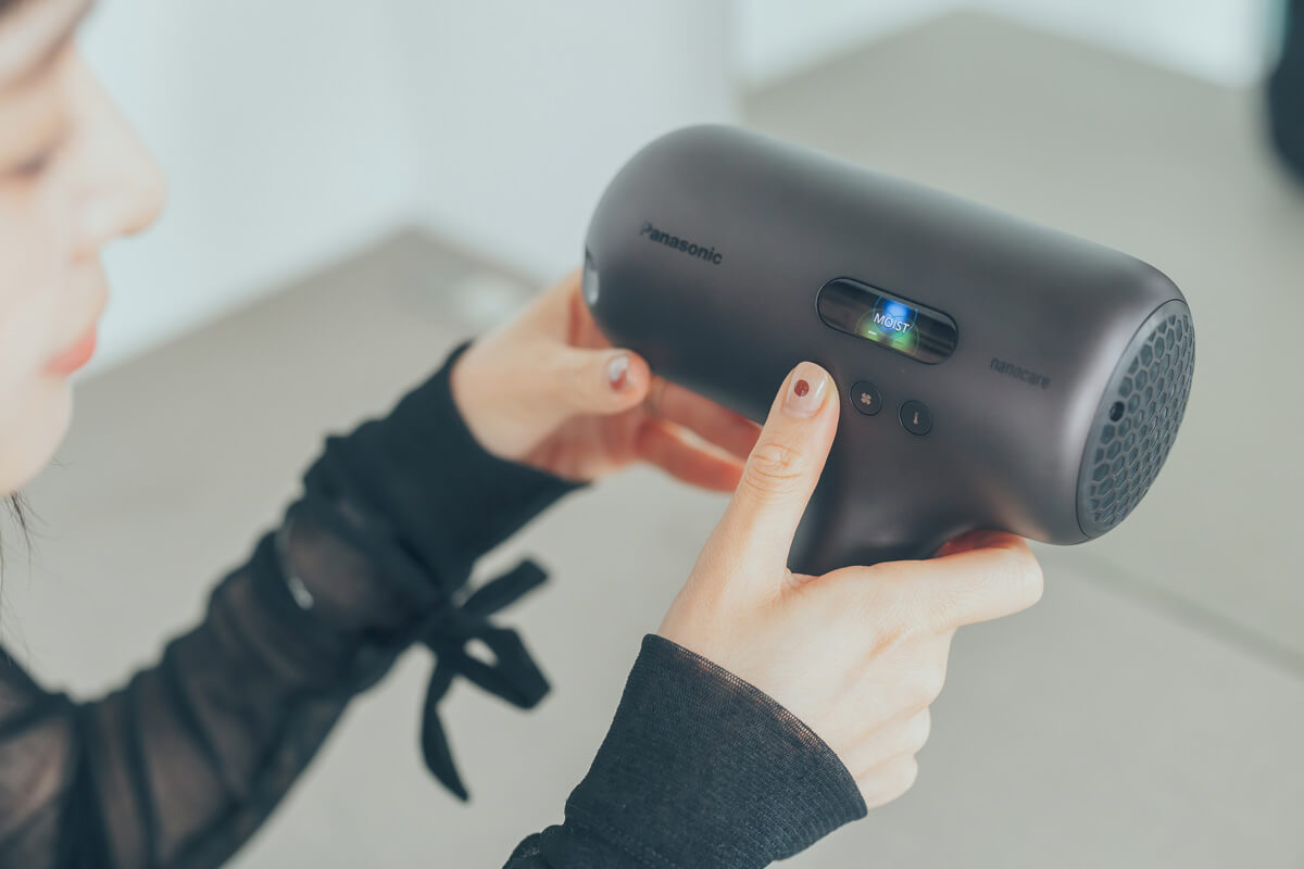 特に、パーソナルメニューの中でもうるおい力に特化したMOISTモードでは、高浸透ナノイーと比べて、最大10倍※の水分量の高浸透ナノイー（第２世代）が搭載されています。