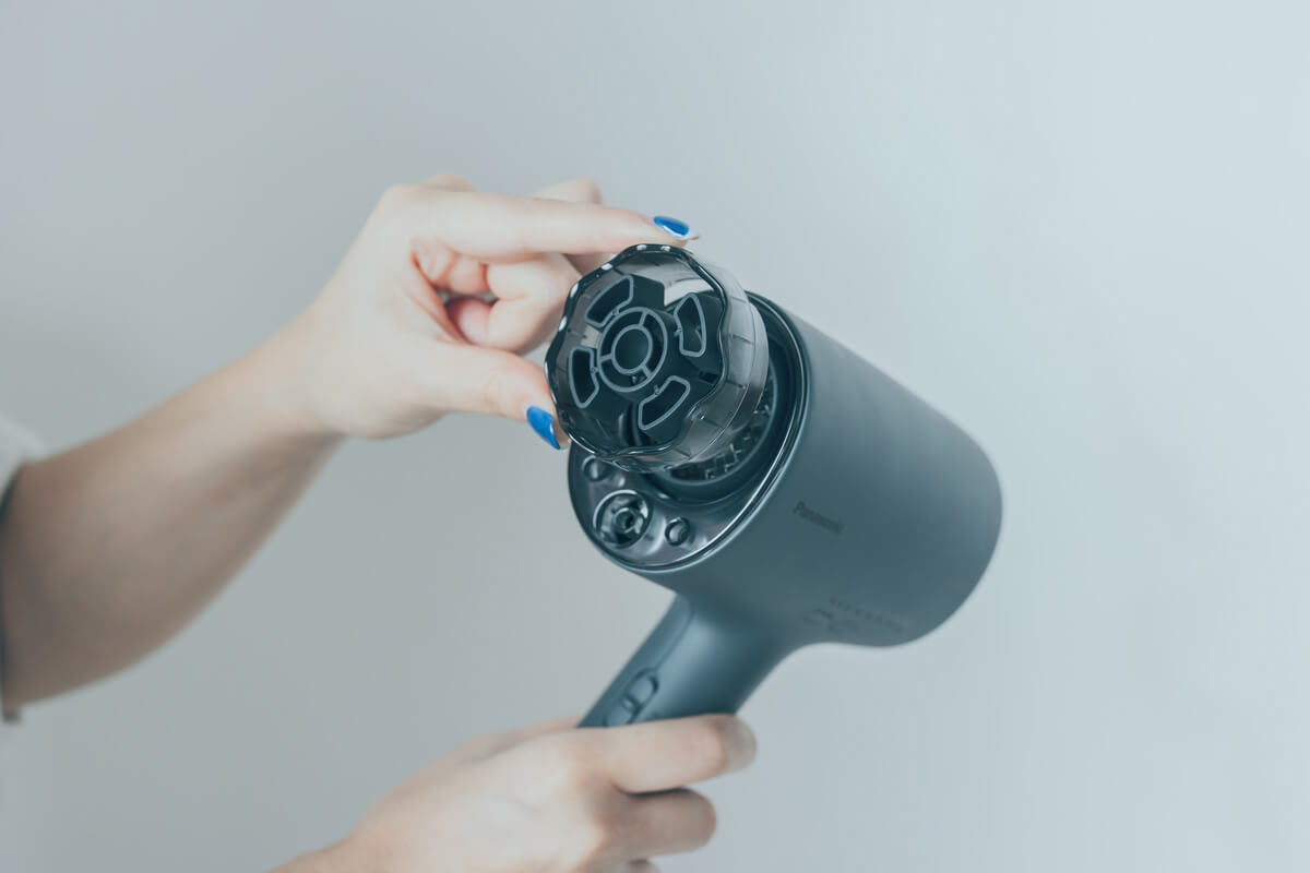 さらに、高浸透ナノイーによる高いケア性能に加えて、新搭載のナイトキャップノズルを使うことで、翌朝の寝ぐせ抑制を可能にしました。