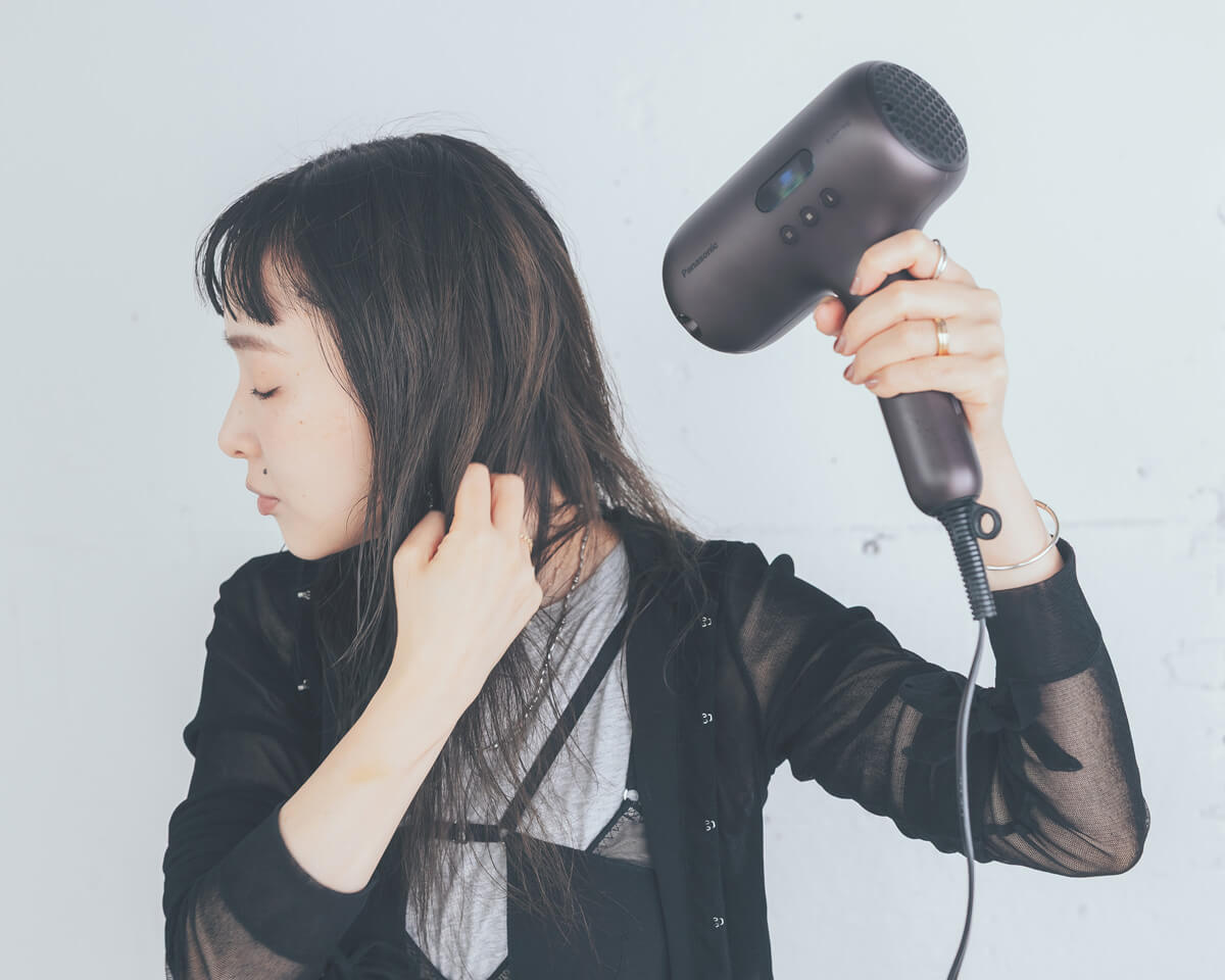 髪が広がりやすい人も、ツヤ感のあるまとまったヘアスタイルに