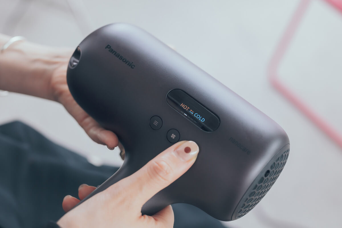 「髪のプロである美容師たちは、スタイリングやその人の髪の状況に合わせて温風と冷風を使い分けるのですが、温風と冷風の使い分け方がわからない人は多いと思います。温冷リズムモードや毛先集中ケアモードを使えば、誰でも簡単に温冷風を使い分けられるのはすごいですね」