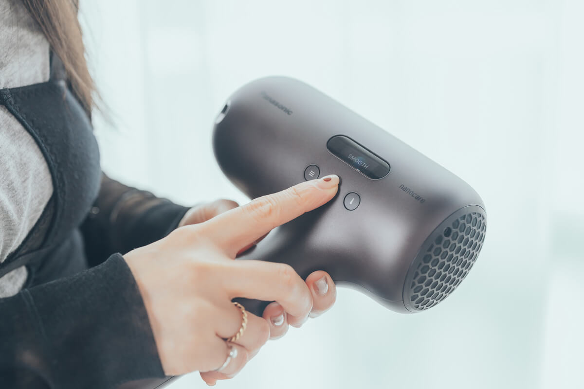 「ボタンを押すときは一度手元に持ってくる必要がありますが、モードが切り替わるスピードは早いです。使用中のモードが液晶に表示されるので、モードを使い間違える心配がないですね」