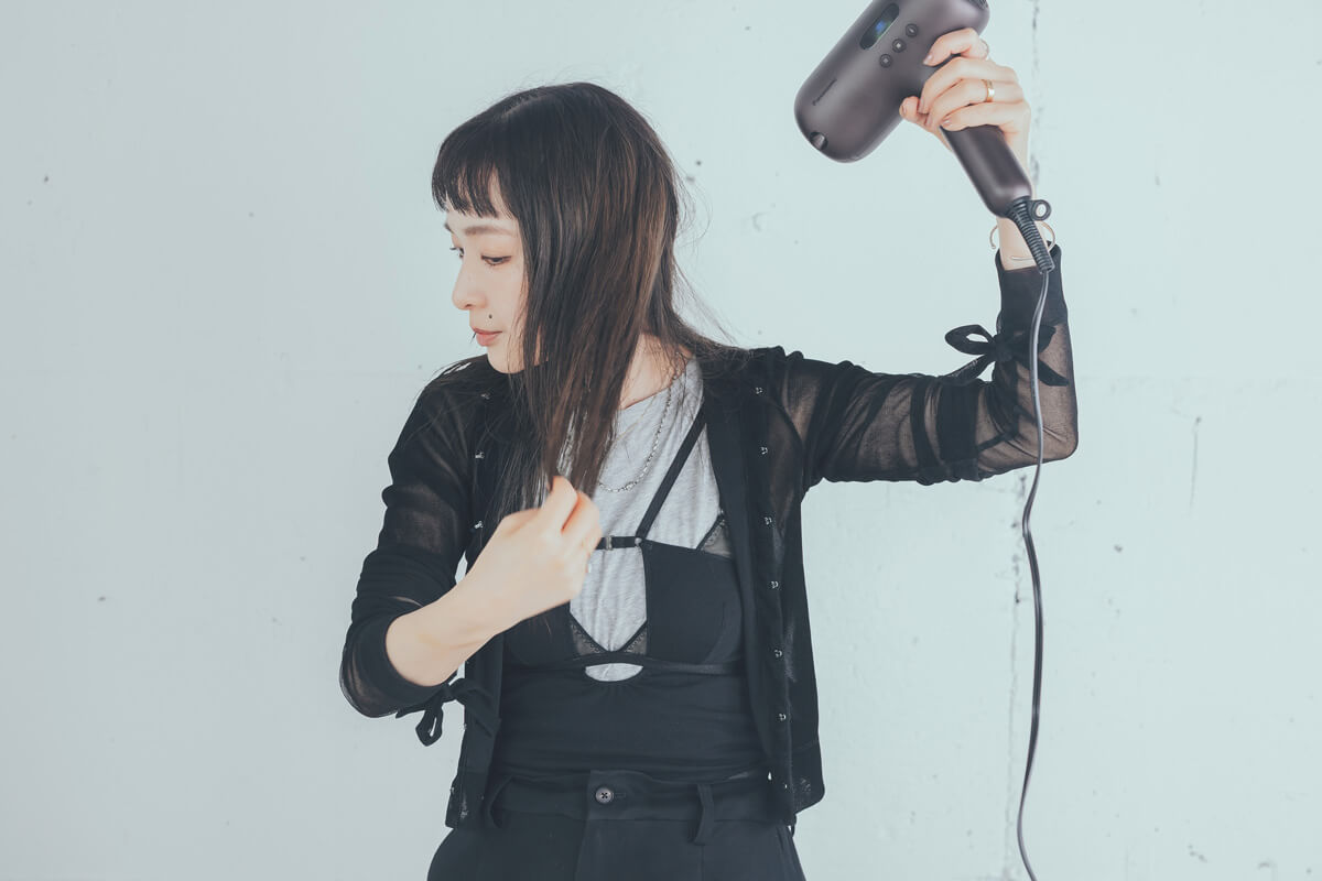 8割ほど乾いたら、仕上げにこの角度から冷風を当ててキューティクルを閉じます