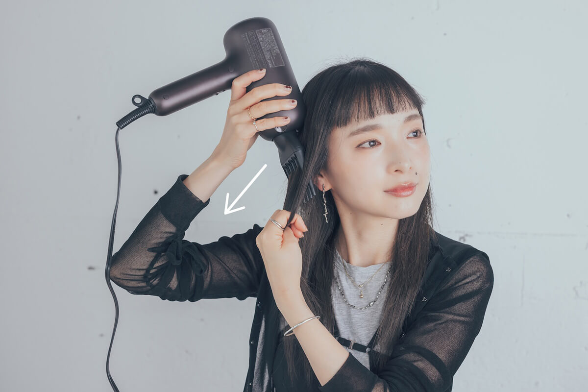 乾かすときには、髪のクセを伸ばすように下方向に引っ張ります