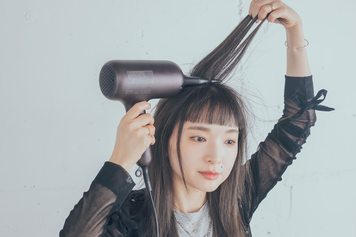 髪の根元を濡らした後に、毛流れに逆らってノズルを差し込みます