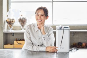 身体美容家の優木まおみがパナソニックのアルカリイオン整水器 TK-AS47を実際に使って徹底レビュー