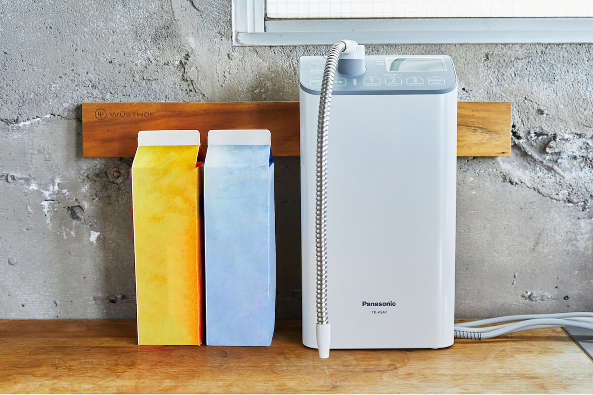 シンクの水栓横のスペースにもスッキリと設置可能で、キッチンスペースが確保しやすく作業を邪魔しません。