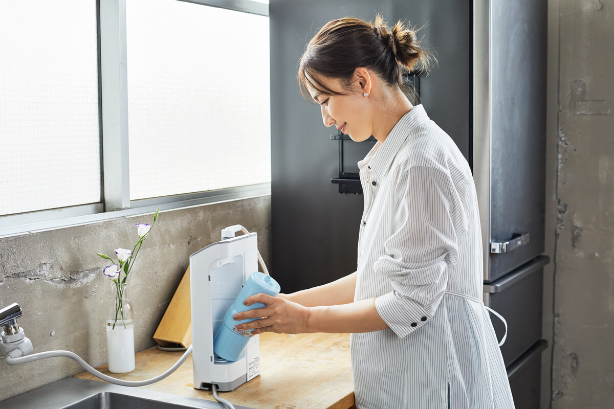 「カートリッジも小さいので、買い置きしておくにも省スペースですね。1つのカートリッジで12,000L分使えて、入れ替えも簡単だから、機械オンチの人でも安心です」