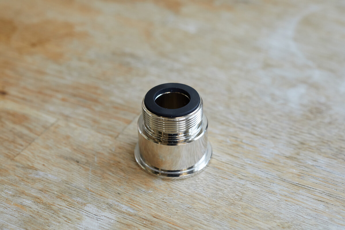 今回はねじ式でない、特殊な蛇口に取り付けるため、別売の大型水栓用金具を購入しました。