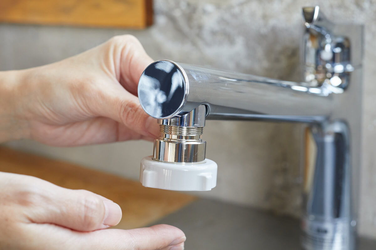 内ねじを外したら、水切換レバーのナットを外します