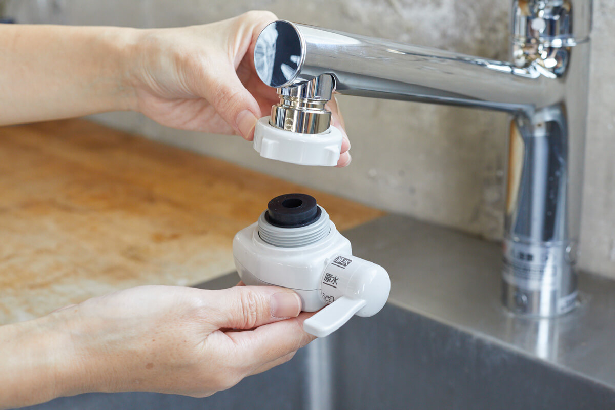 水切換レバーを取り付けてナットを締めます