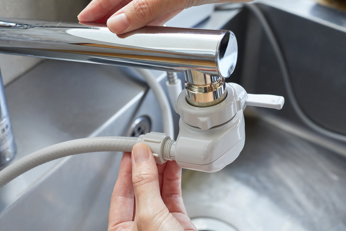 水切換レバーに給水ホースを差し込みます