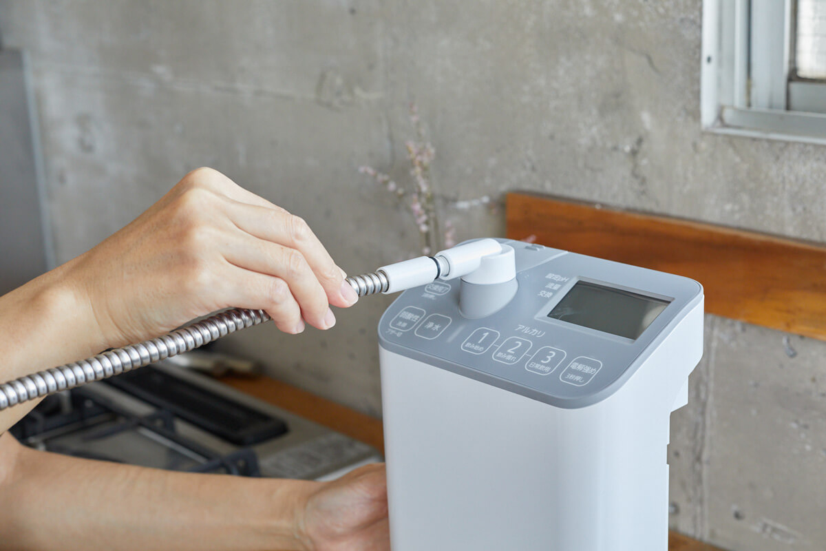 吐水パイプを本体の上部に取り付けます