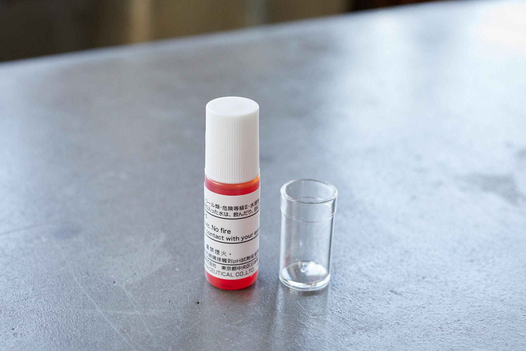 付属のpH試験液を使って、アルカリイオン水と弱酸性水のpH値をチェックします