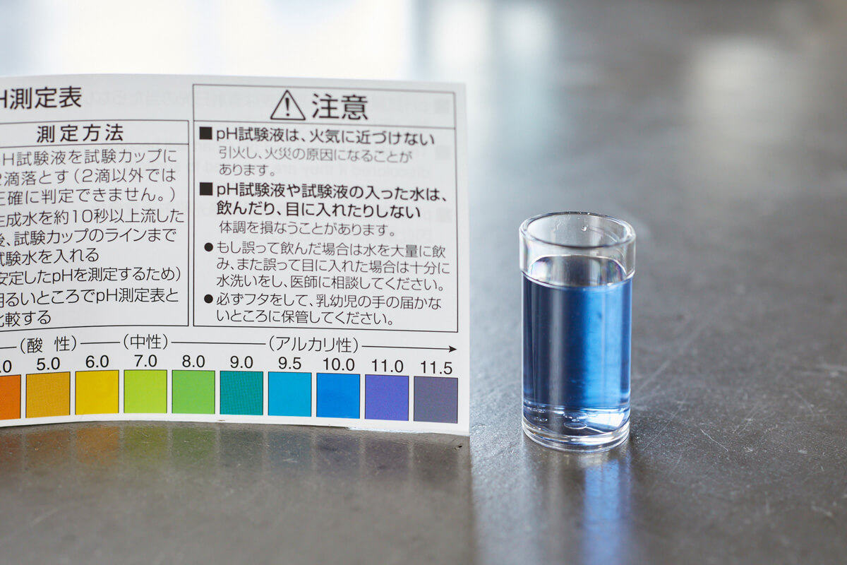 試験カップに試験液を2滴入れ、「日常飲用」（ボタン3）のアルカリイオン水と、弱酸性水を加えて測定します