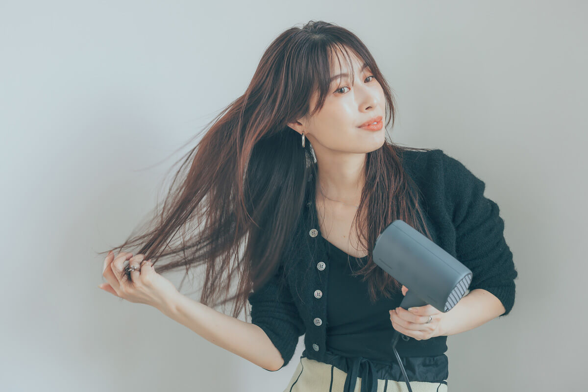 寝ぐせを防ぐ夜のヘアケア① 寝る前に髪を根元からしっかり乾かす