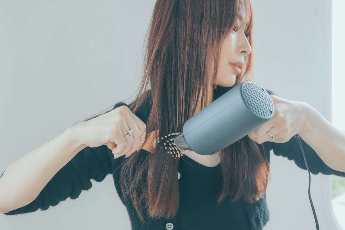 寝ぐせを防ぐ夜のヘアケア② ブラッシングで絡まりがない状態に