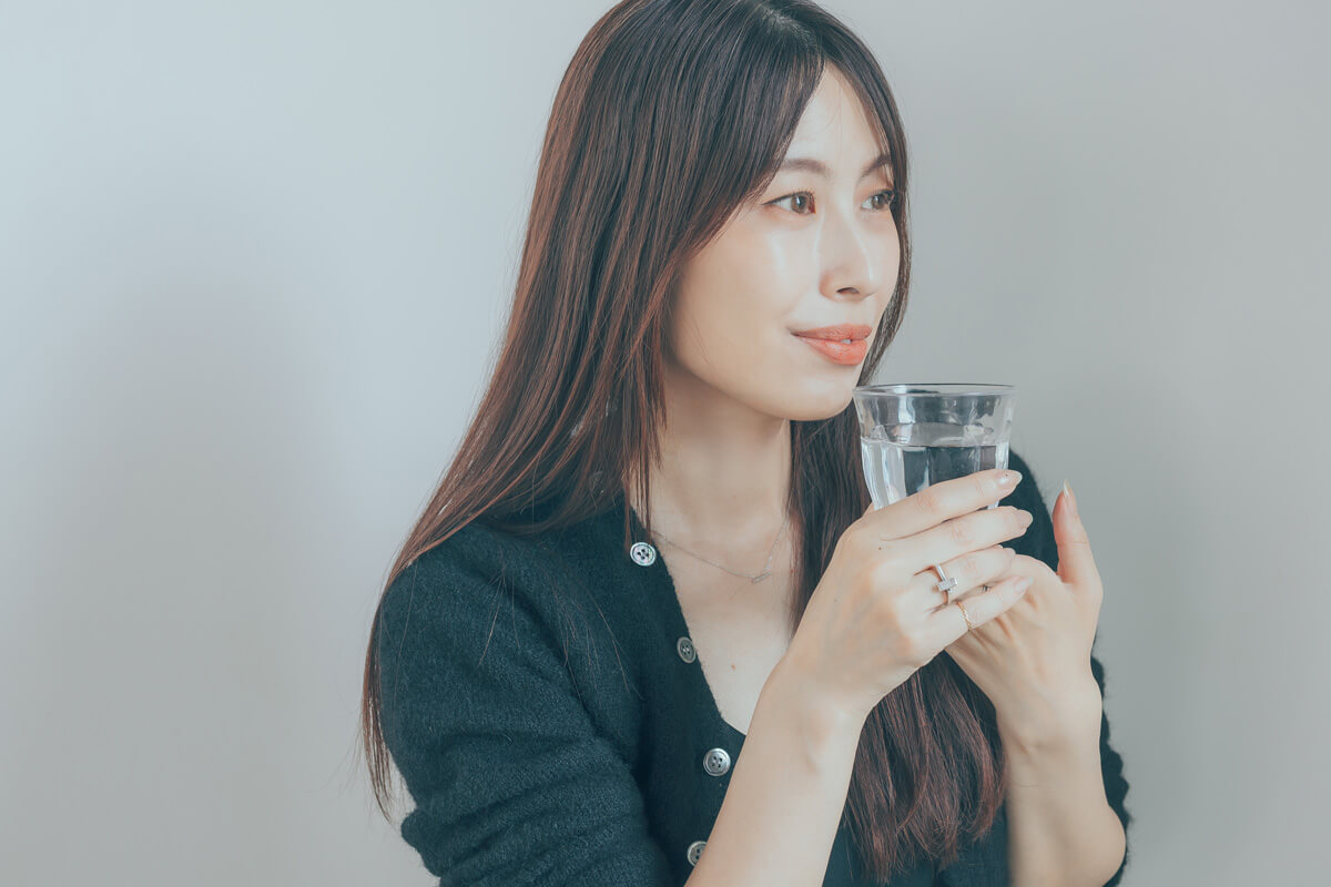 寝ぐせを防ぐ夜のヘアケア③ コップ1杯程度の水分補給で体内の水分バランスを整える