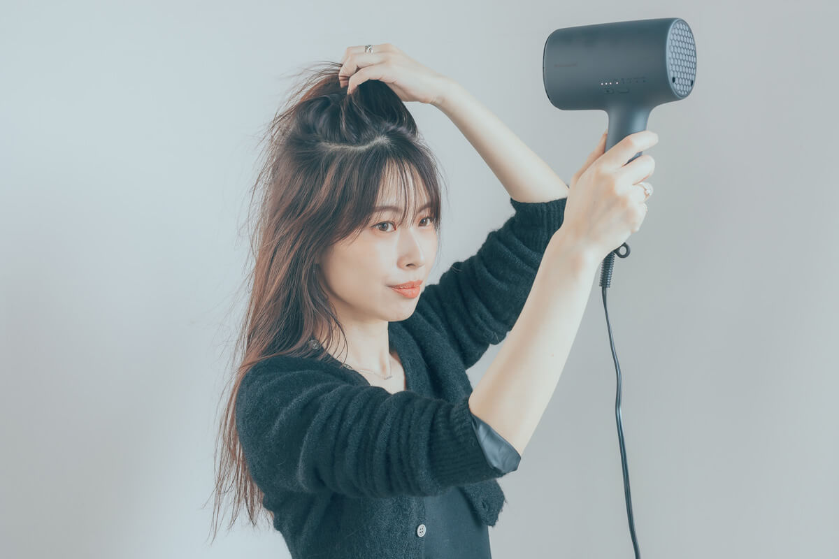 お風呂上がり、まずはタオルドライでしっかり水気を拭き取ったら、ドライヤーの出番。髪を乾かす順番は、根元、中間、毛先の順です。
