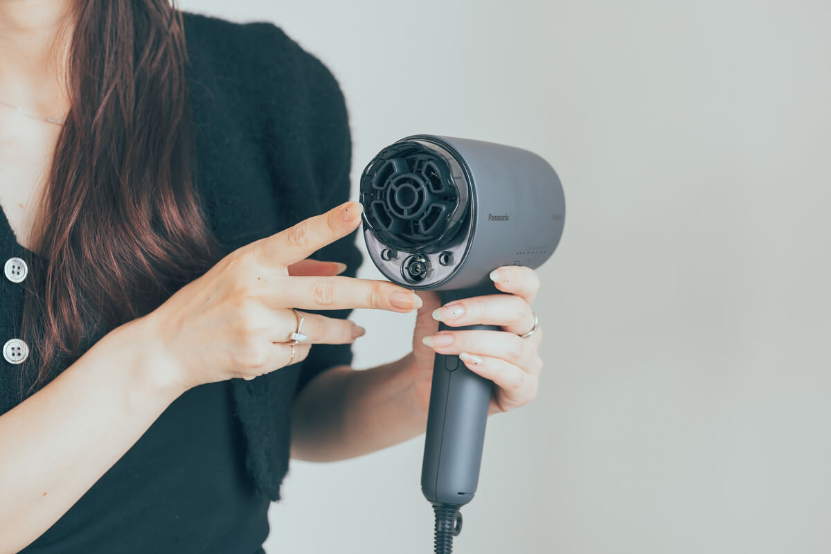 このアタッチメントをつけると広がるような風の出方に変わり、ムラなく均等に乾かせているのを実感できます。