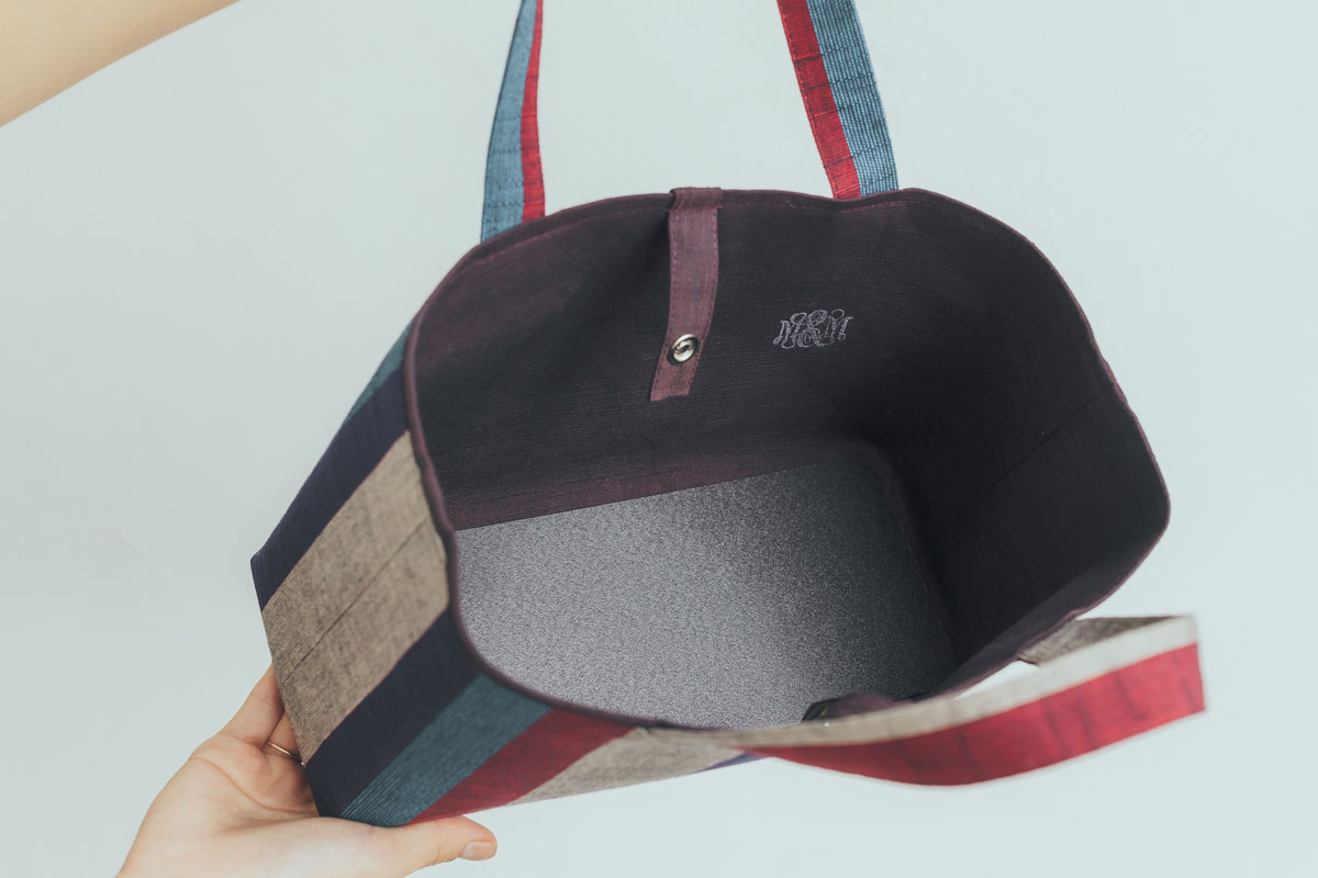 約10cmのたっぷりしたマチと底板のおかげで、しっかり自立するのもうれしいポイント。