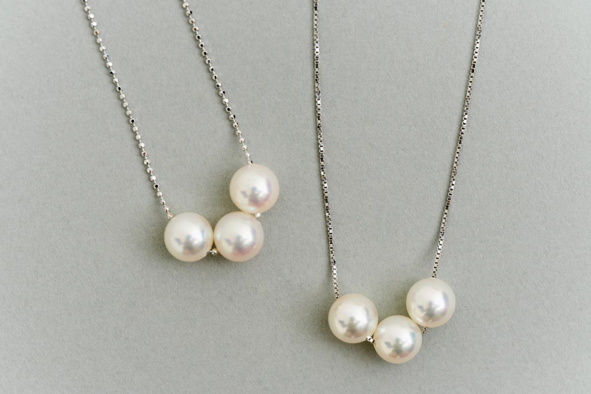 写真は、「プチ3 宇和島産あこや真珠 3粒スルーネックレス」。