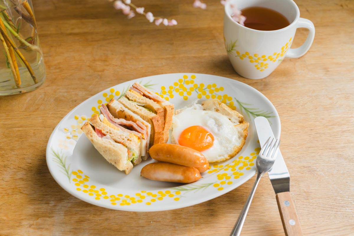 可憐な花柄が料理を引き立て、日常に彩りを