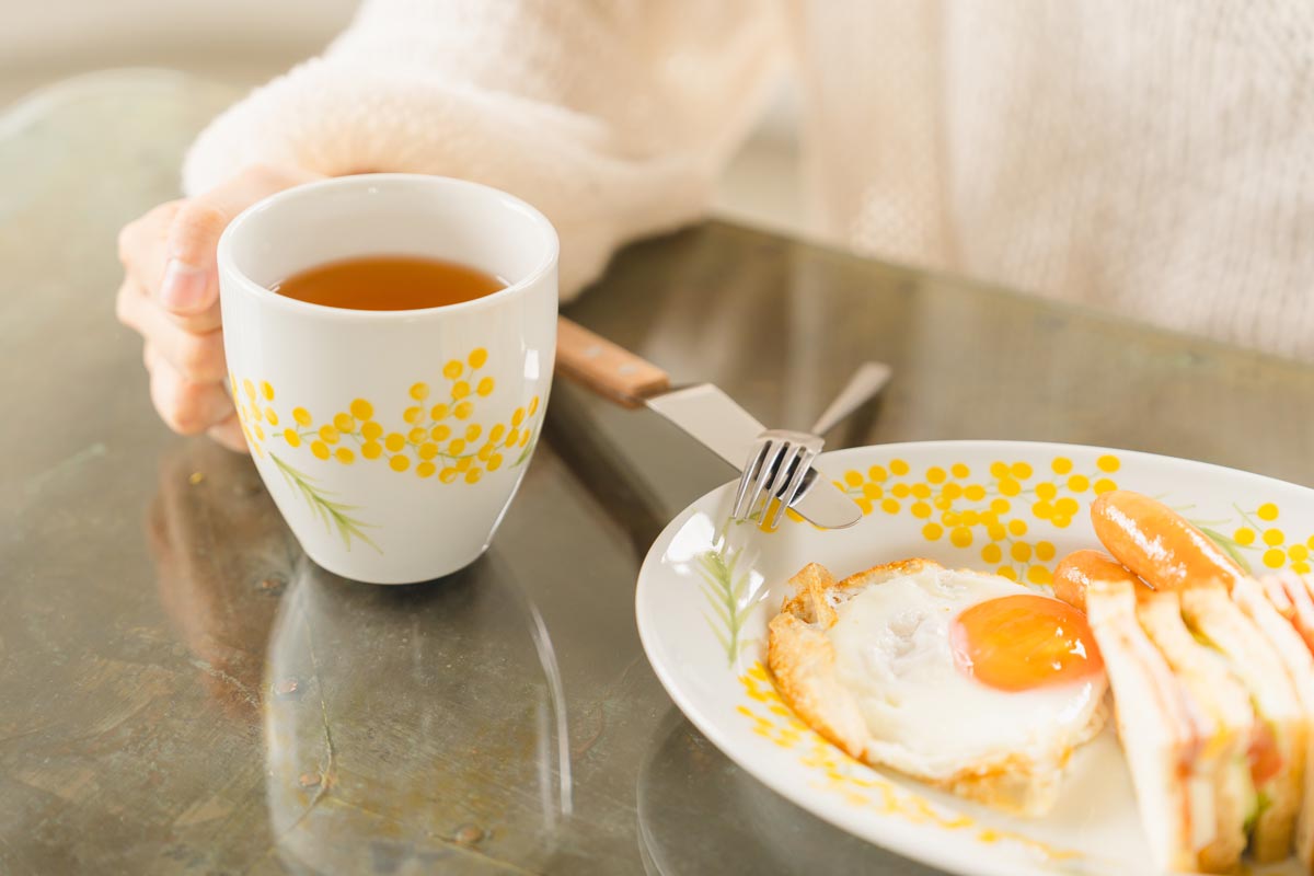 午後には紅茶やコーヒーを注いで窓辺でひと息ついたり。