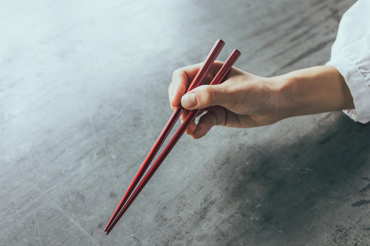 古くから会津地方は、漆の木の栽培から加飾（漆器の表面を装飾すること）までを手がける日本でも有数の漆器の産地でした。