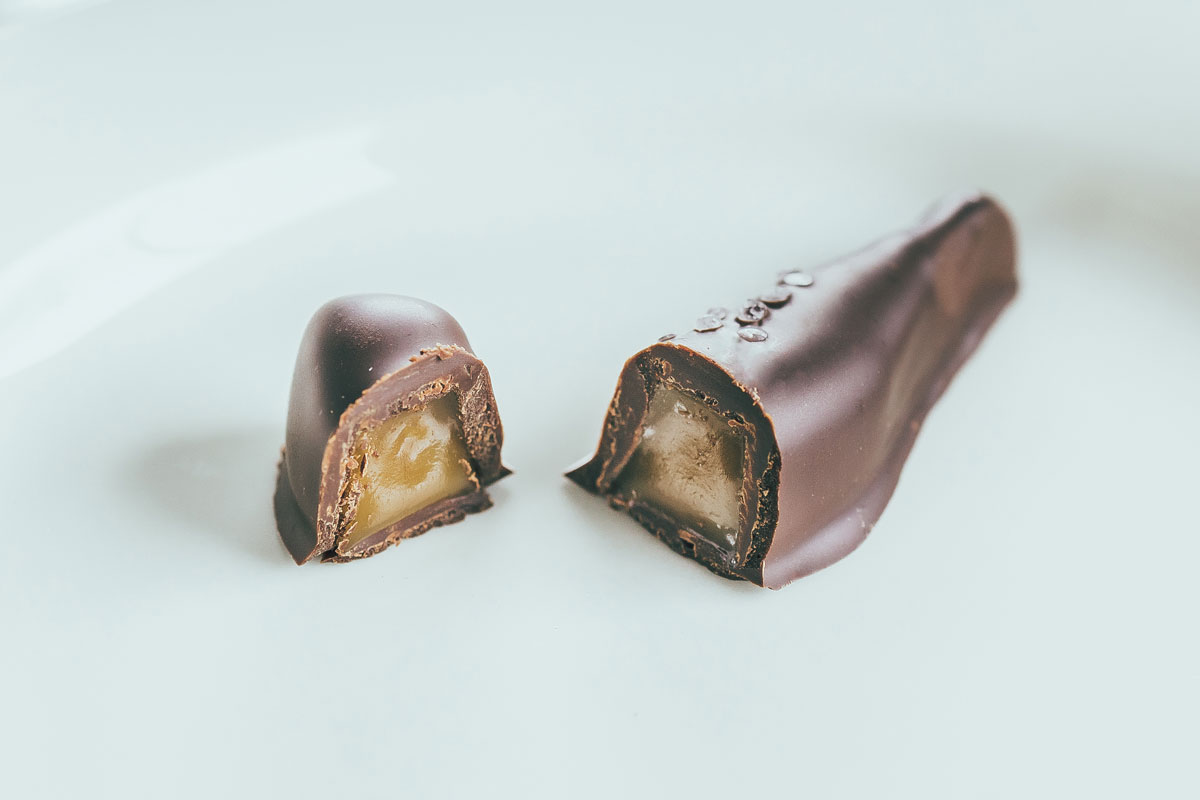 口当たりの良いチョコの中にぎっしりと詰まった生キャラメルも、じつは“塩”キャラメルです。